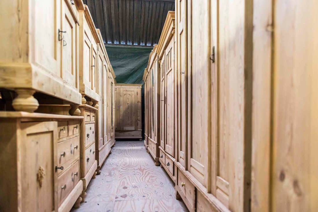 Showroom | Blanke antiekmeubels | Het Inboedelhuis antiekgroothandel